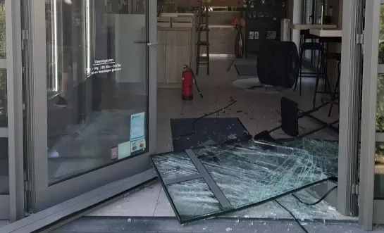 Band vrachtwagen belandt in broodjeszaak Balen