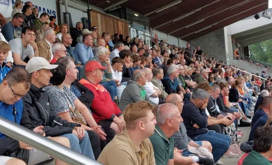 de tribunes zaten vol voor de jubileummatch van Heist