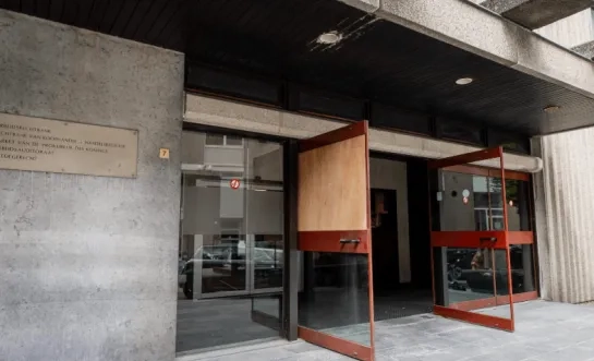 deur gerechtsgebouw Mechelen beschadigd