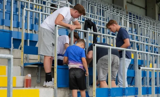 KVC Westerlo supporters bouwen mee aan tribune De West