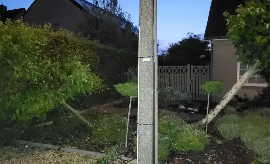 Auto in voortuin huis