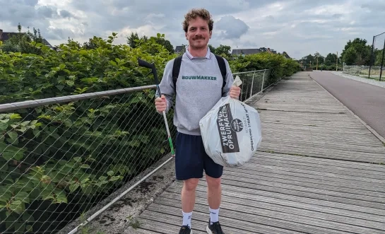 Liers schepen Niels De Bakker doet mee aan dodentocht en combineert voorbereiding met afval verzamelen