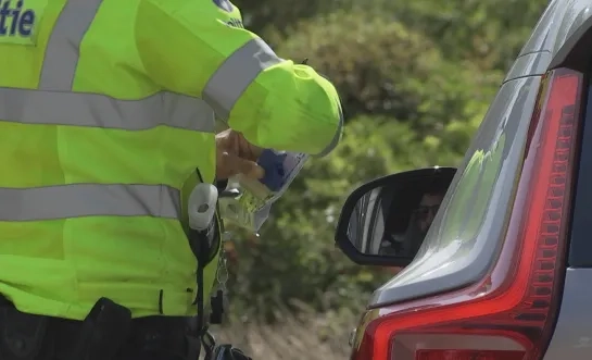 controle politie na reggae geel 
