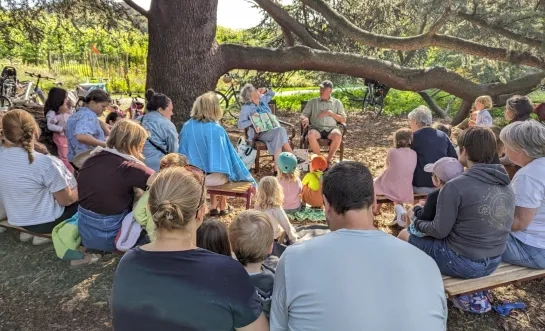 Voorlezen onder de mooiste boom van het Vrijbroekpark