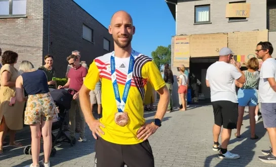 Verrassingsfeest voor duatleet Vincent Bierinckx in Geel na bronzen medaille