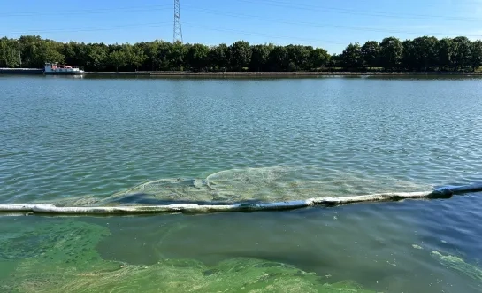 Vrachtschip lekt 10.000 liter olie in Albertkanaal Olen