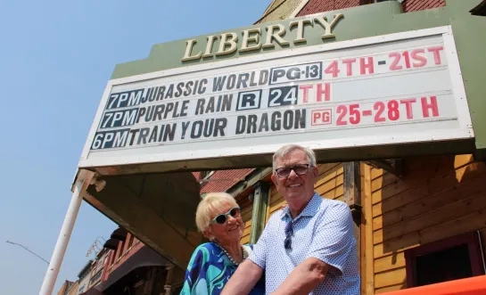 Annita en Andre aan hun cinema in Colorado