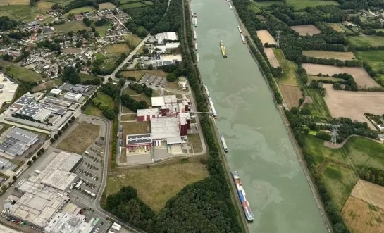 Olievlek op Albertkanaal in Olen