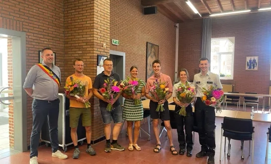 De helden worden in de bloemetjes gezet in het gemeentehuis