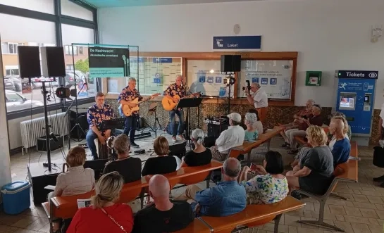Reizigers genieten van allereerste concert in stationsgebouw Herentals
