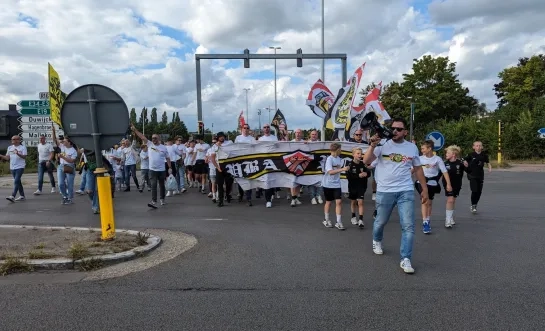 Supporters Lyra-Lierse van Eikelstraat naar sportpark 