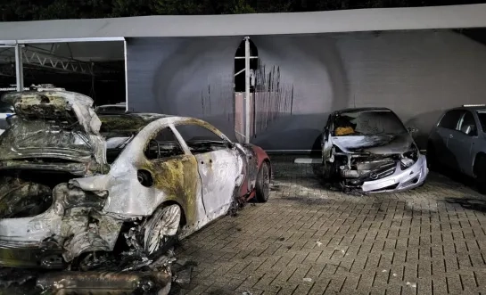 Uitgebrande auto's bij garage Jacobs