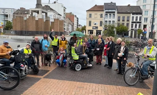Team Trottoir trekt door Mechelen om obstakels op het voetpad te signaleren