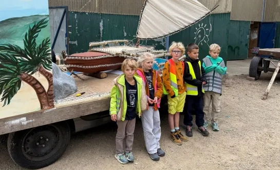 Leerlingen van plaatselijke scholen mogen lichtstoetwagens al zien in Mol Ginderbuiten