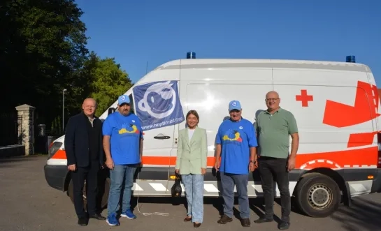 Hoptimist Rode Kruis Herselt ziekenwagen Oekraïne