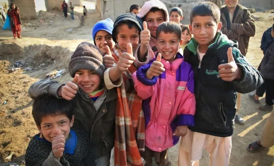 Afghanistan kinderen aardbeving stockbeeld
