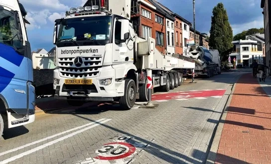 Vrachtwagens blokkeren weg Caputsteenstraat Mechelen
