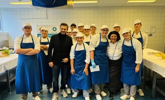 Wout Bru jureert kip-curry's en slaatjes in Sint-Jozefschool