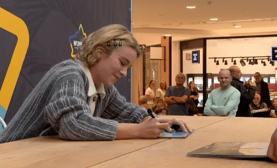 Pommelien signeert in ijltempo platen en CD's van "Gedoe"