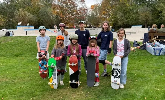 Meisjes krijgen skate initiatie