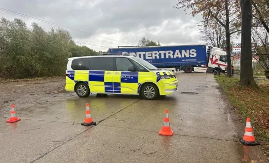 Vrachtwagen dwars over de rijweg