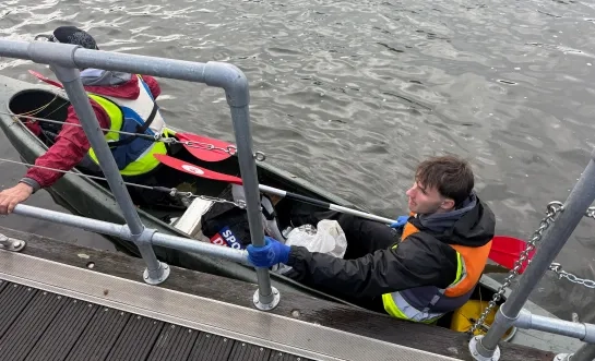 Supporters van KV Mechelen en OH Leuven strijden om het meeste afval uit de Dijle te halen