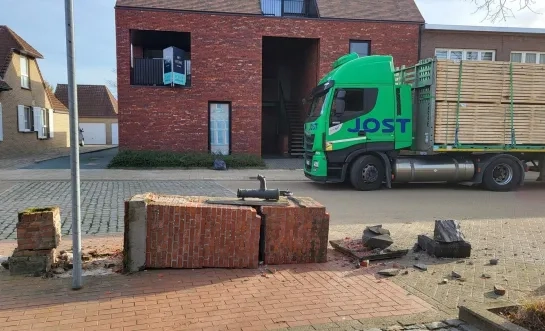Vrachtwagen vernielt historische dorpspomp in Morkhoven