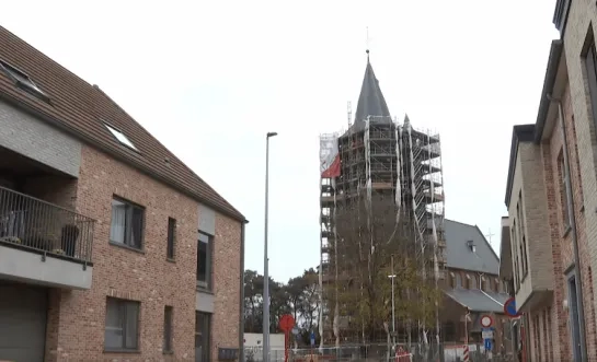 Torenspits kerk Olmen staat wankel
