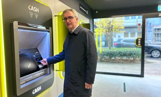 Schepen Luc Spiessens (N-VA Team Eddy) in de nieuwe bankautomaat in centrum Willebroek.
