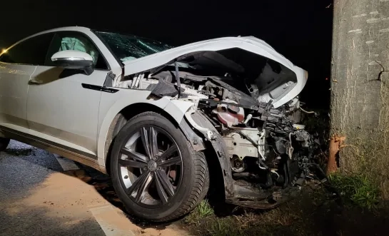 Auto belandt tegen een boom in Hoogstraten