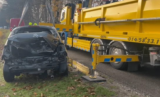 Auto in kanaal aan Sas 7