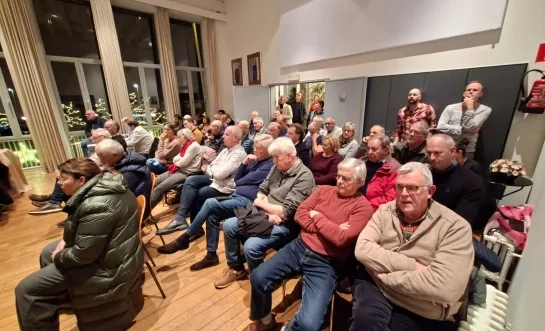 Oppositie en inwoners willen antwoorden op afvalschandaal op druk bijgewoonde gemeenteraad in Ravels 