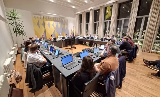 Oppositie en inwoners willen antwoorden op afvalschandaal op druk bijgewoonde gemeenteraad in Ravels 