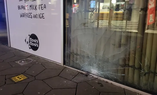 Centrum Turnhout opgeschrikt door luide knal: raam horecazaak raakt zwaar beschadigd