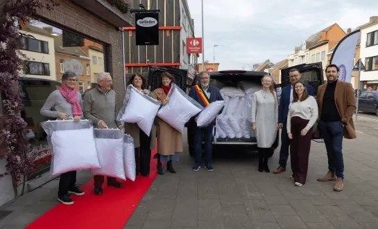 Verlinden Slaapcomfort schenkt 96 donzen kussens aan lokale hulpbehoevenden