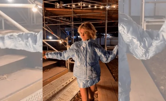 Pommelien Thijs met zelfgemaakte outfit uit bedsprei