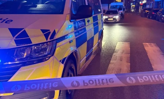 brandend object gegooid naar gang appartementsgebouw