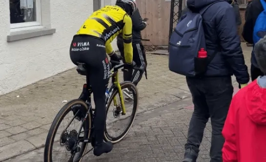 Wout van Aert met fiets naar cross in Loenhout