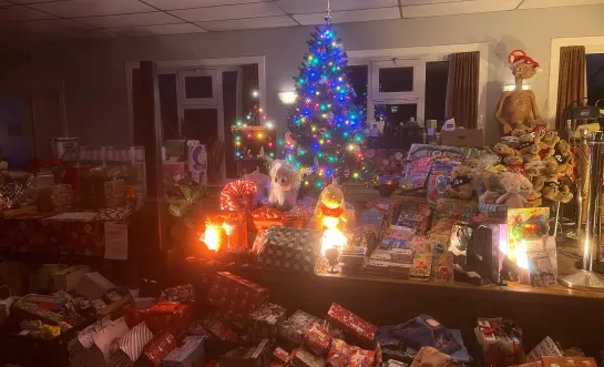 Kerstcafé Den Apsjaar zamelt honderden cadeaus in voor gezinnen die het moeilijk hebben