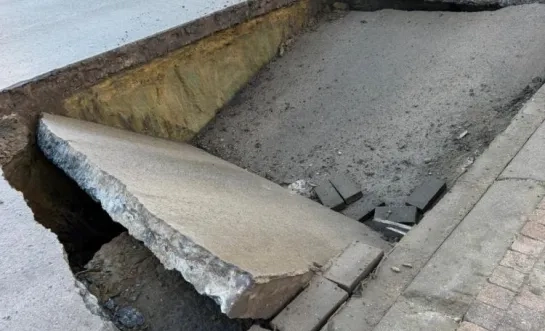 Groot zinkgat op Grote baan in Hulshout