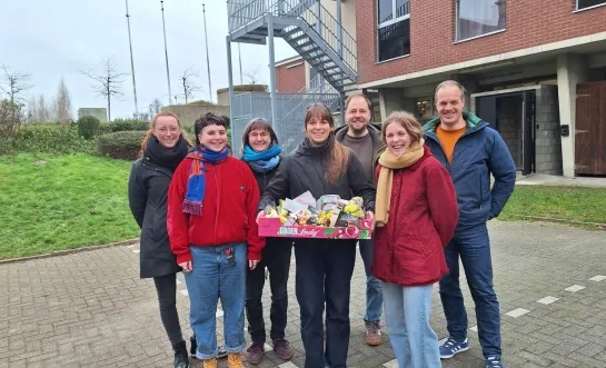 Jong Groen Duffel uitdelen snoep fruit studenten