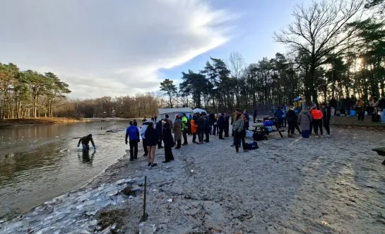 Nieuwjaarsduik in Baalse Hei Turnhout: vrijwilligers maken water ijsvrij