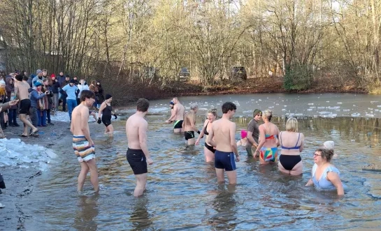 Nieuwjaarsduik in Baalse Hei Turnhout: vrijwilligers maken water ijsvrij