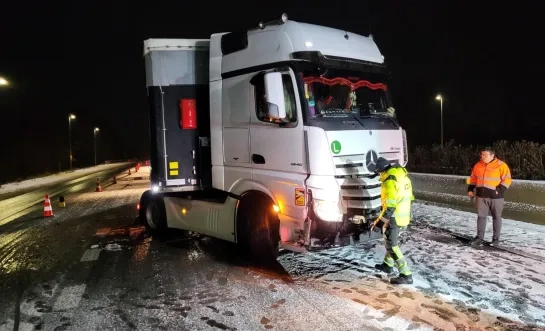 vrachtwagen in schaar E34 Oud-Turnhout