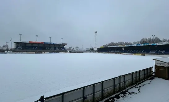 terrein stadion De Leunen ASV Geel sneeuw