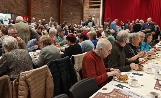 Verloren maandag in Ravels valt op woensdag: 1.200 inwoners eten samen worstenbroodjes en appelbollen