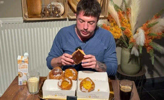 Steff Hens eet meer dan 2 kilo koffiekoeken in 22 minuten