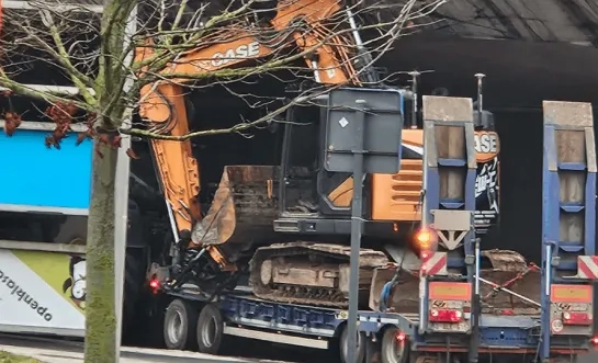 Kraan rijdt zich vast onder brug