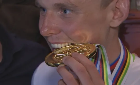 Aaron Dockx met zijn gouden WK-plak