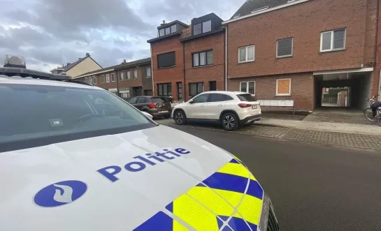 Vader in cel voor gevecht met hamer met zoon